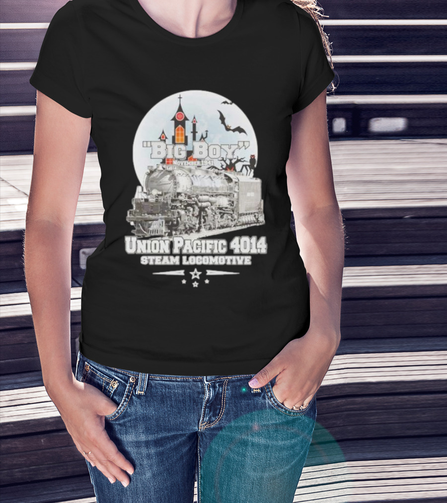Big Boy Union Pacific 4014 Steam Locomotive November 1941 Haunted Castle And Bats T-Shirt