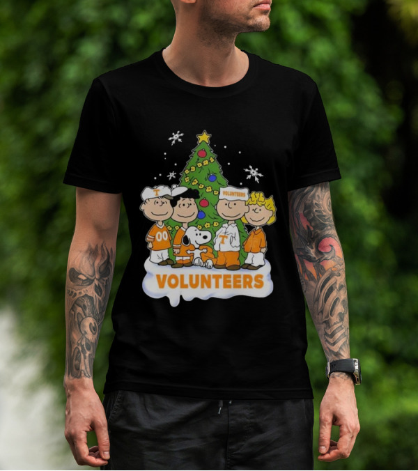 Tennessee Volunteers Snoopy And Friends Christmas Tree T-Shirt
