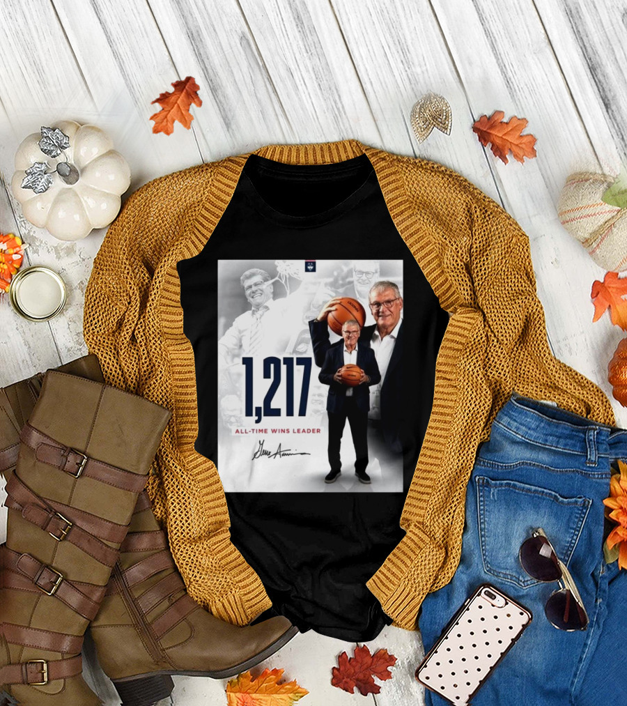 1,217 All-Time Wins Leader Geno Auriemma Signature Image T-Shirt