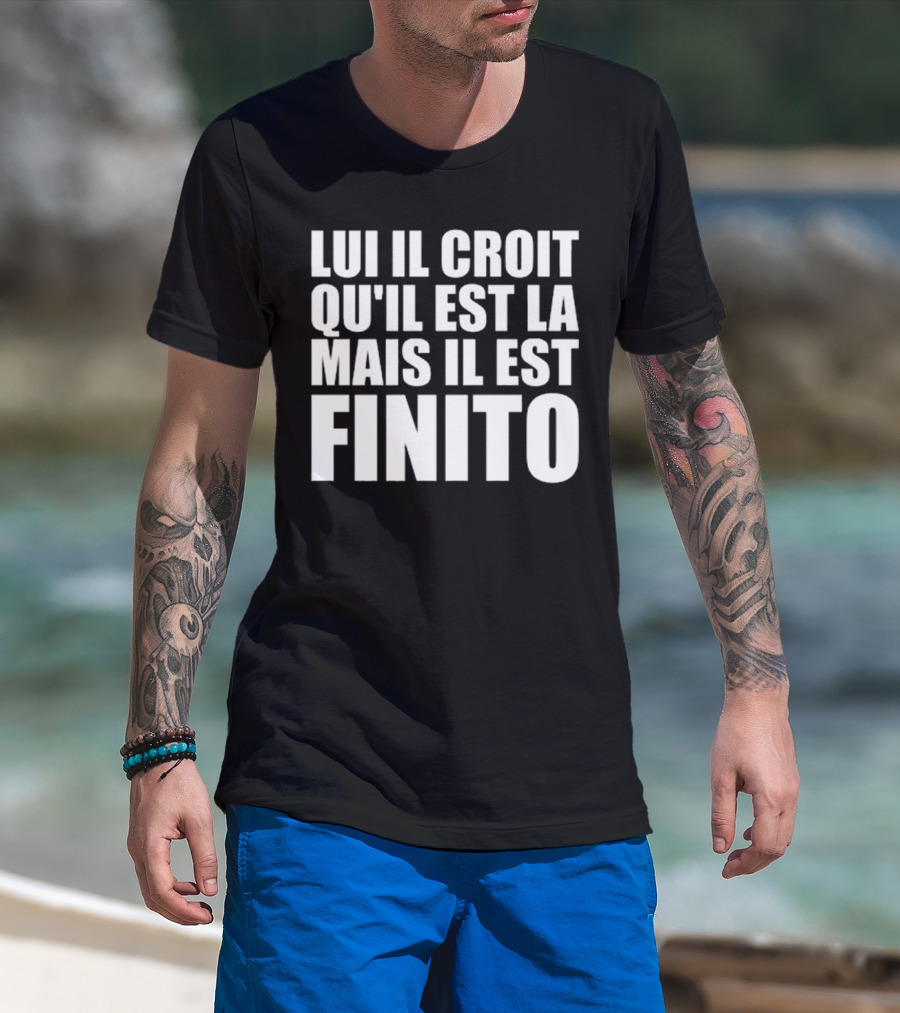 Lui Il Croit Qu’Il Est La Mais Il Est Finito Bold Statement Text T-Shirt