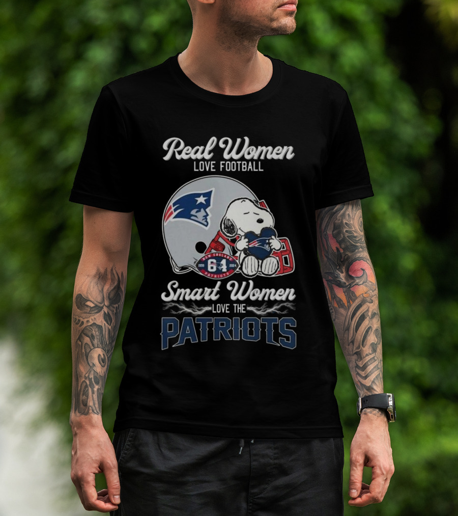 Real Women Love Football Smart Women Love The Patriots Snoopy Patriots Helmet T-Shirt