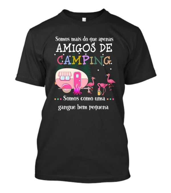 Somos Mais Do Que Apenas Amigos De Camping Somos Como Uma Gangue Bem Pequena Flamingo Caravana Estrelas Fogueira T-Shirt