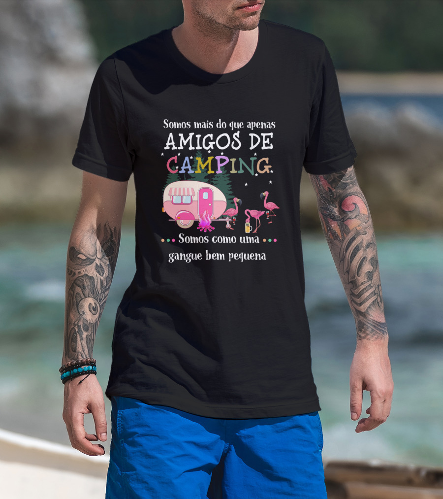 Somos Mais Do Que Apenas Amigos De Camping Somos Como Uma Gangue Bem Pequena Flamingo Caravana Estrelas Fogueira T-Shirt
