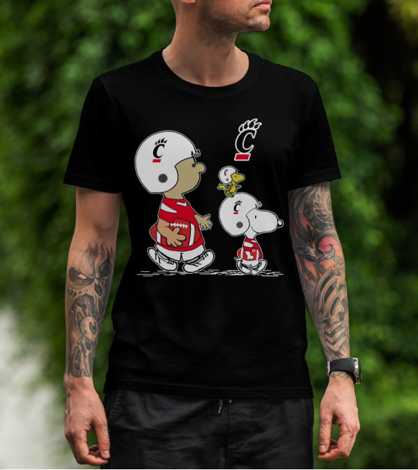 Cincinnati Bearcats Peanuts Characters Football Helmets And Jerseys T-Shirt