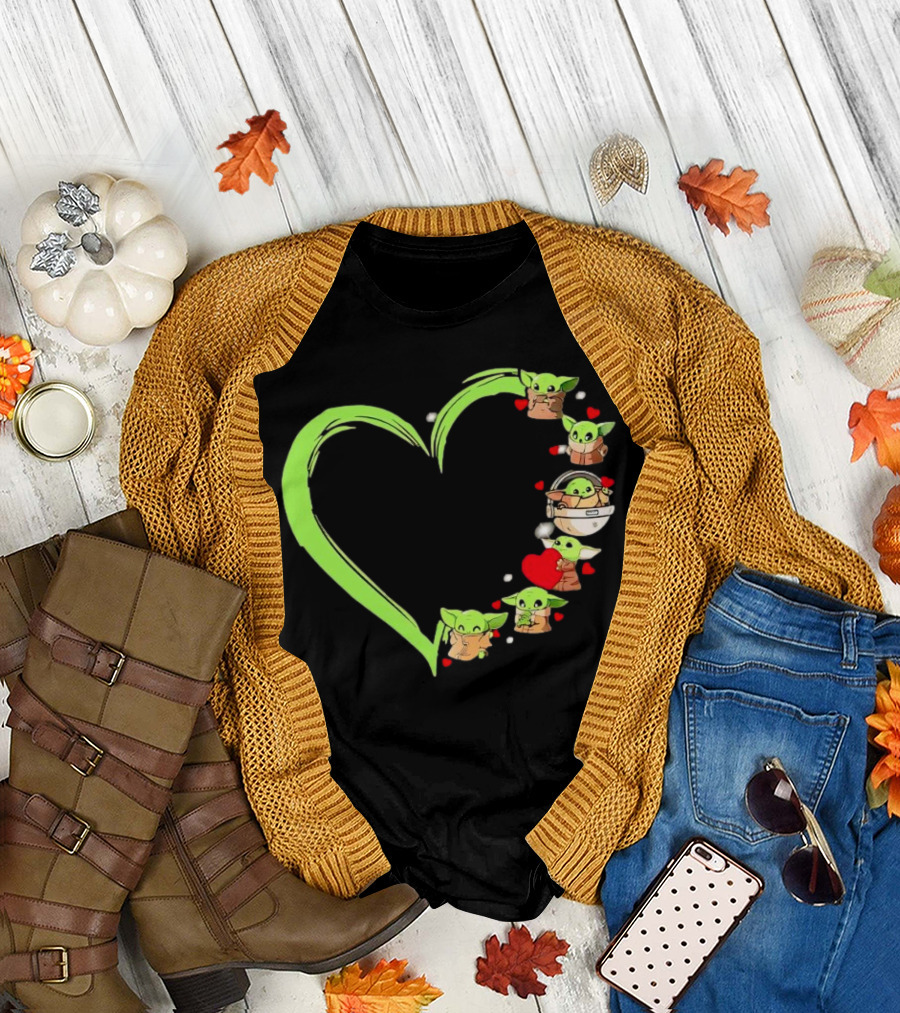 Baby Yoda Cute Heart Green Outline Mandalorian Grogu Love T-Shirt