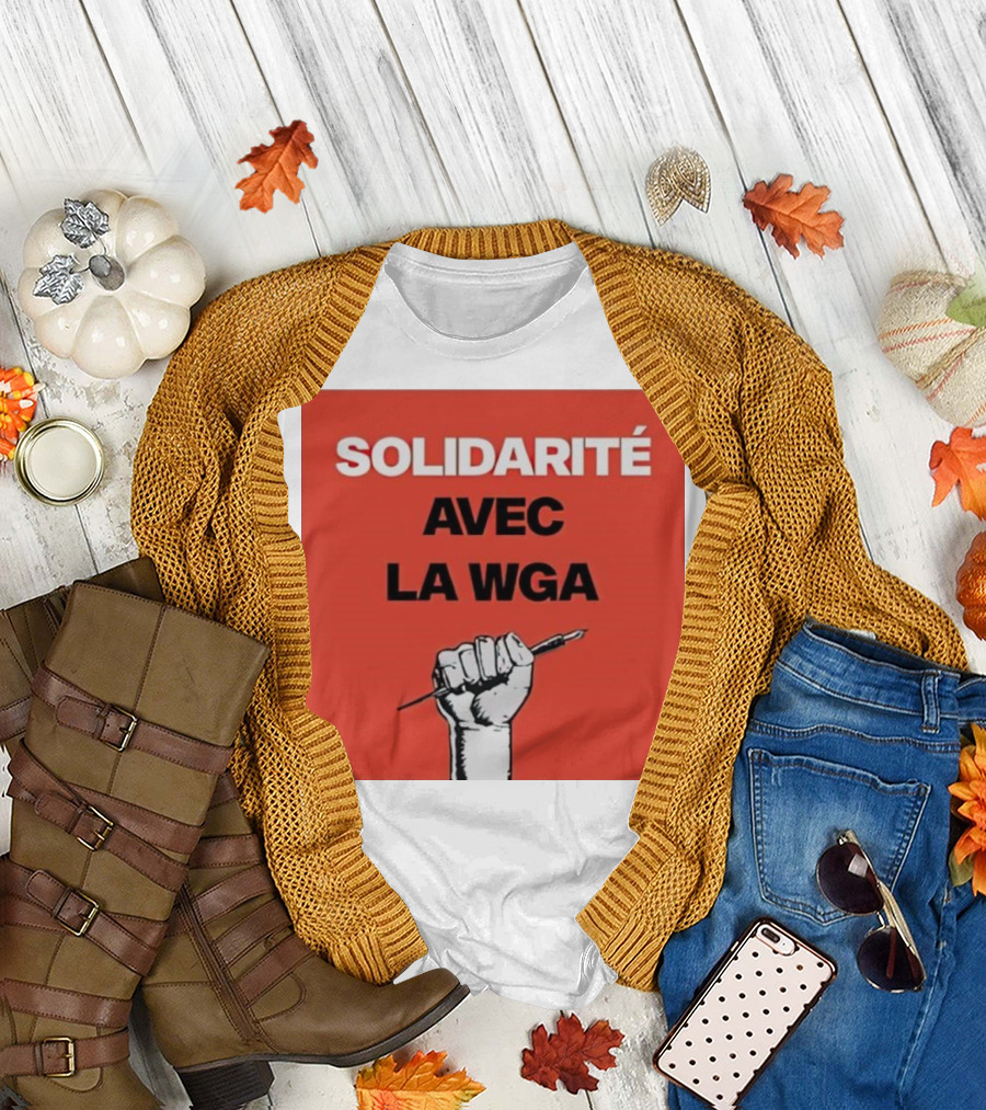 SOLIDARITÉ AVEC LA WGA Raised Fist Holding Pen T-Shirt