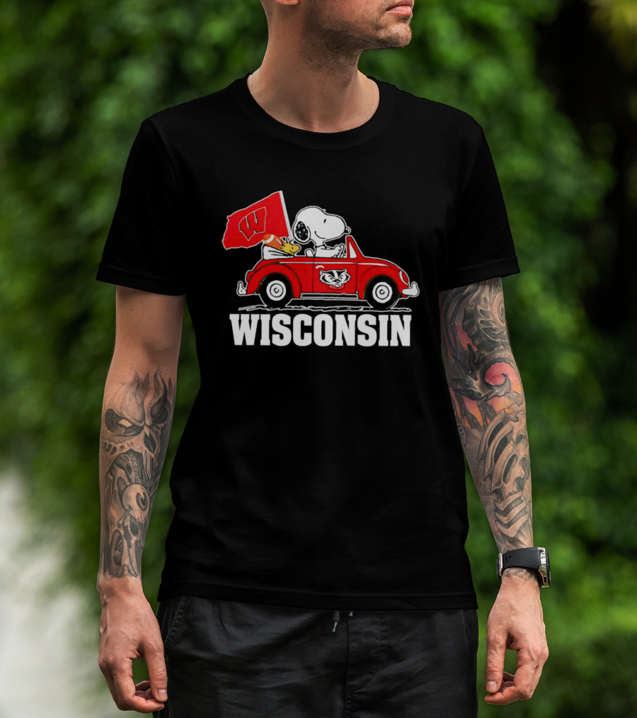 Snoopy And Woodstock In Red Car With Wisconsin Flag And Wisconsin Badgers T-Shirt