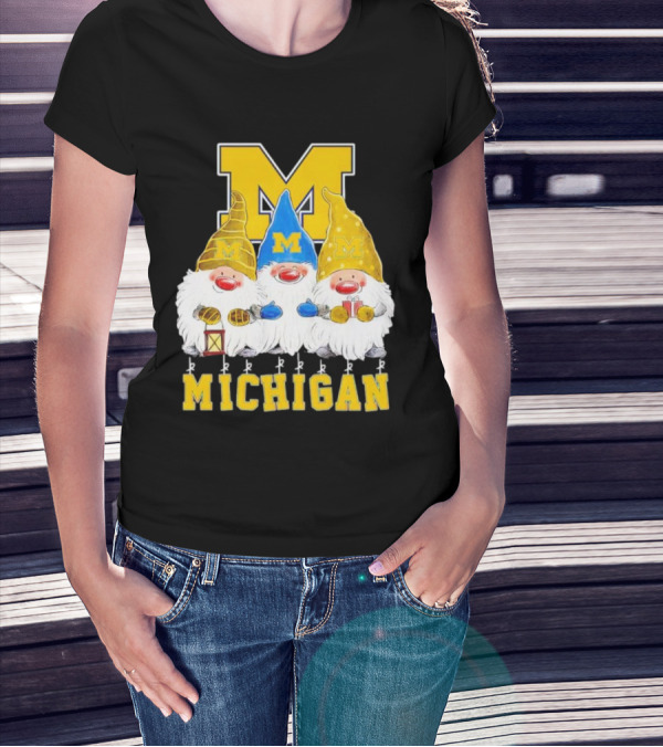 Gnomies Michigan Wolverines Christmas Festive Gnome Trio With Gifts And Lantern T-Shirt
