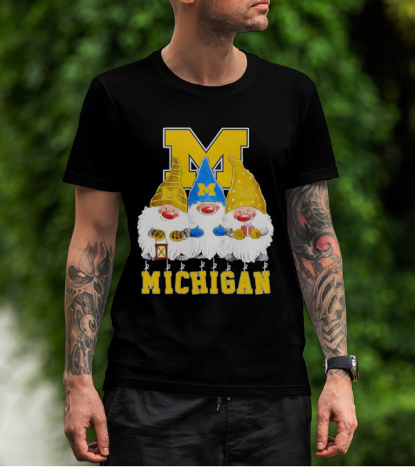 Gnomies Michigan Wolverines Christmas Festive Gnome Trio With Gifts And Lantern T-Shirt