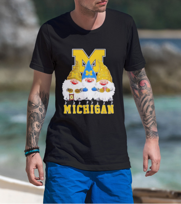 Gnomies Michigan Wolverines Christmas Festive Gnome Trio With Gifts And Lantern T-Shirt