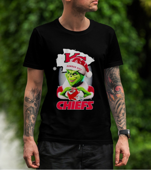 Kansas City Chiefs Christmas Grinch In Santa Hat Holding Football T-Shirt