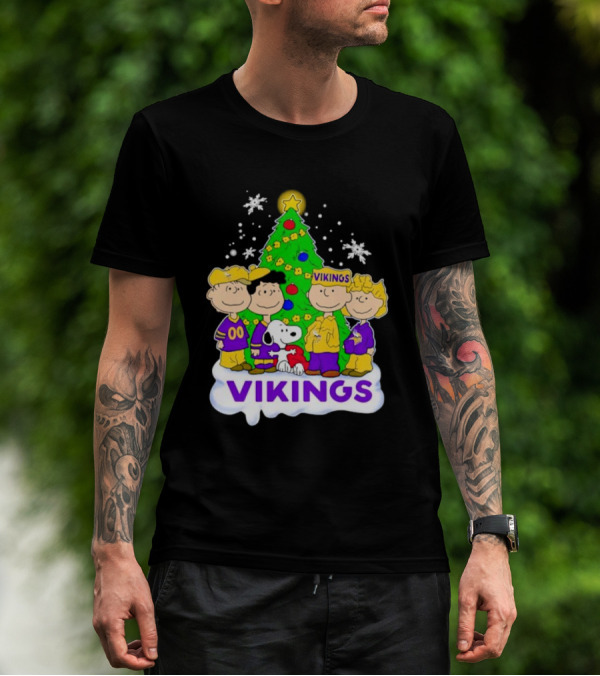 Minnesota Vikings Peanuts Characters Christmas Tree T-Shirt
