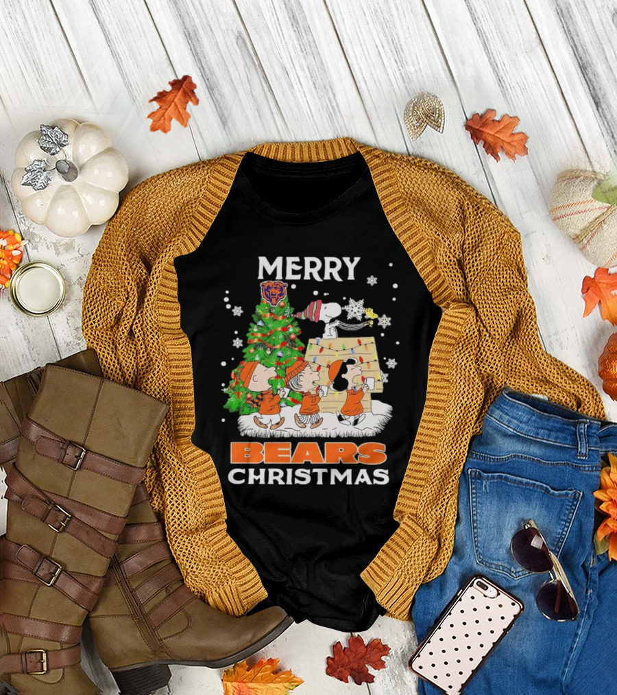 Peanuts Christmas Chicago Bears Merry Holiday Scene T-Shirt