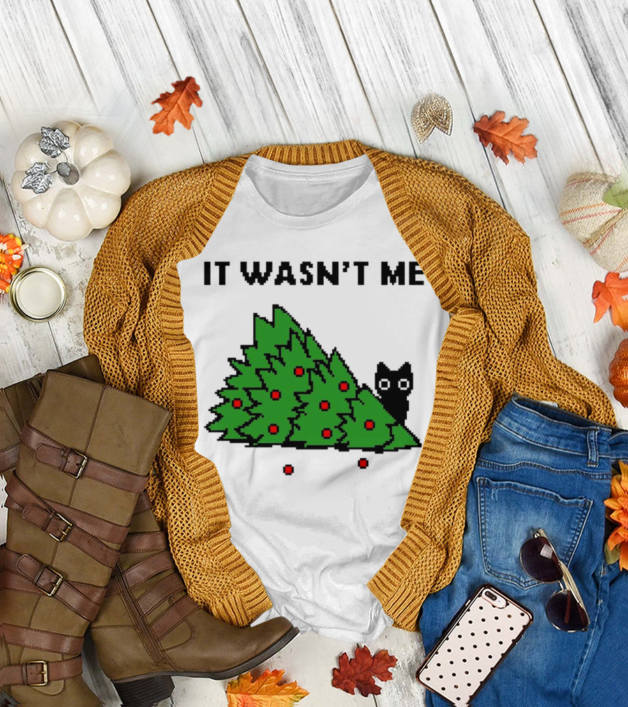 Cat Hiding Behind Christmas Tree It Wasn't Me T-Shirt
