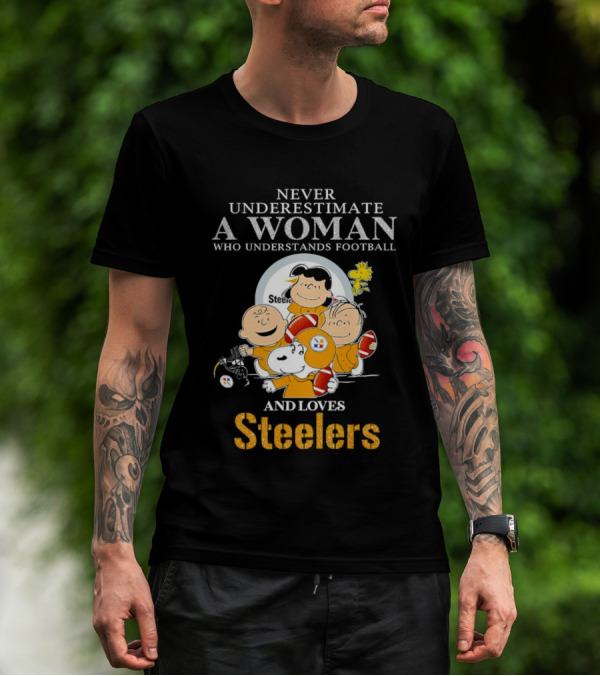 Peanuts Characters Never Underestimate A Woman Who Loves Steelers Football T-Shirt