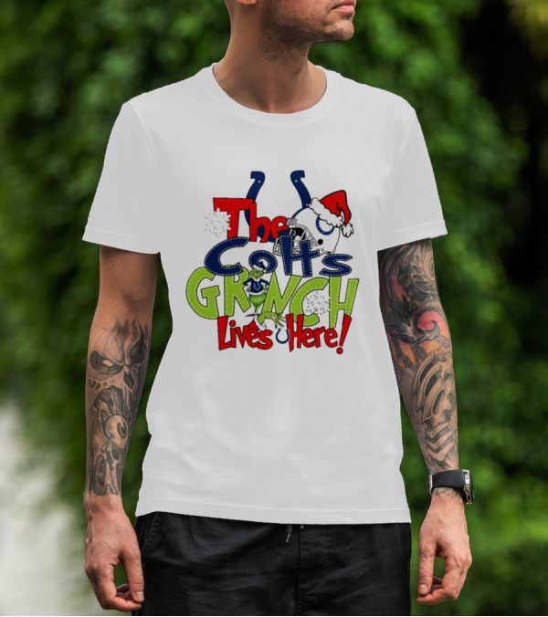 The Colts Grinch Lives Here Christmas Helmet Santa Hat T-Shirt