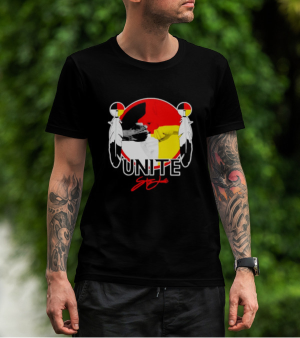 Unite Style Native American Fist Symbol Feathers T-Shirt