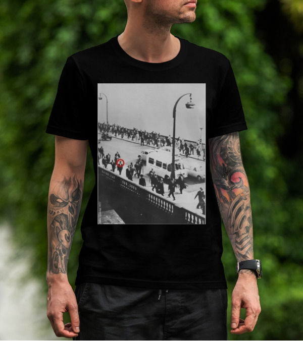 Peter Gabriel In 1977 Urban Crowd With Red Circle Highlight T-Shirt