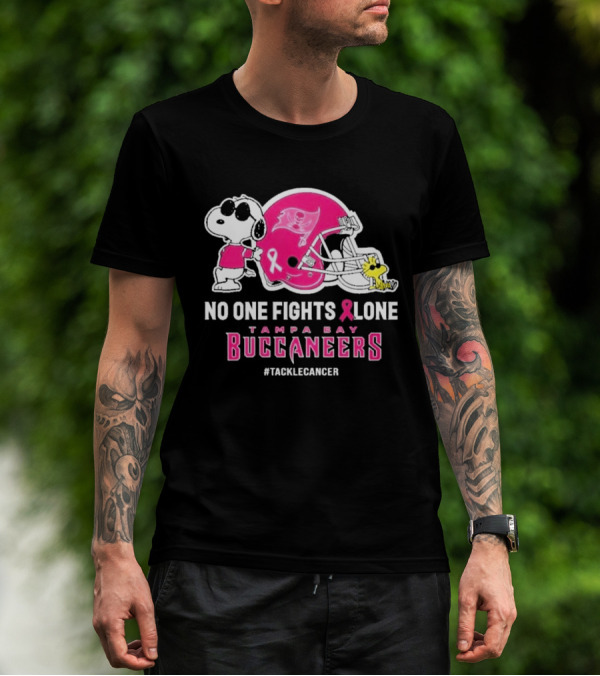 Snoopy And Woodstock No One Fights Alone Tampa Bay Buccaneers #Tacklecancer Pink Helmet T-Shirt