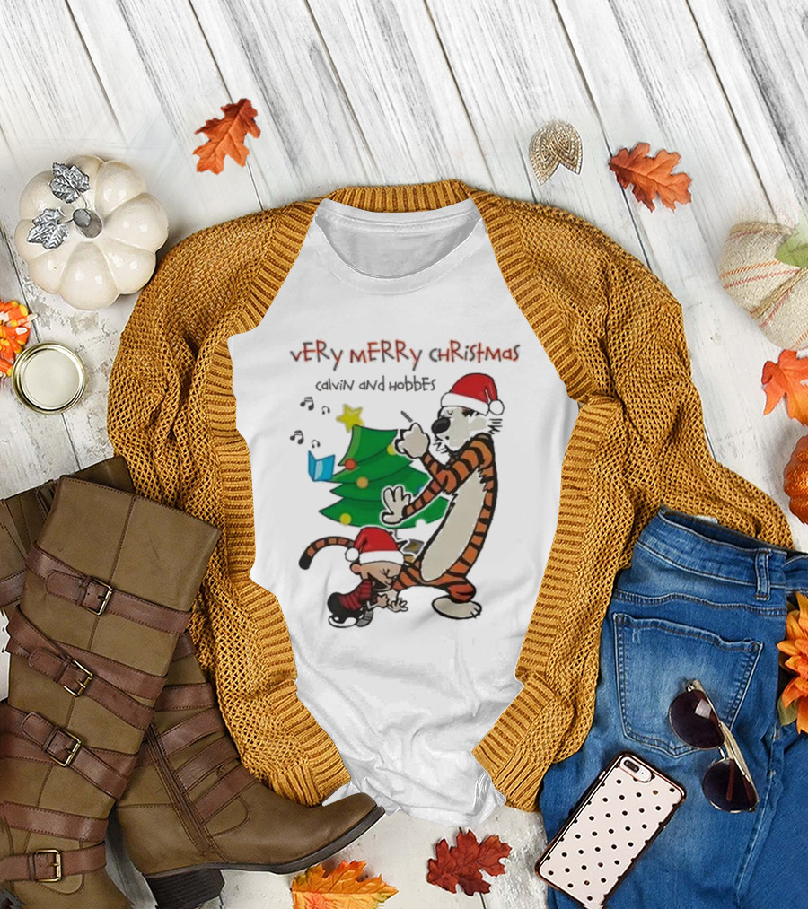 vErY MERRY ChrIStmAS Calvin and Hobbes Santa Hats Christmas Tree Dance T-Shirt