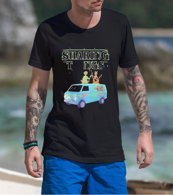 Scooby Doo Sharing Tings With Mystery Machine T-Shirt