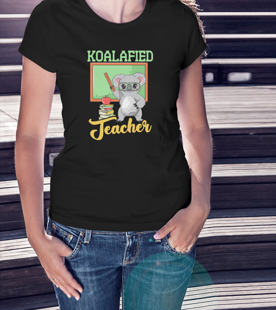Koalafied Teacher Back To School Funny Koala Teacher Pun With Books And Blackboard T-Shirt