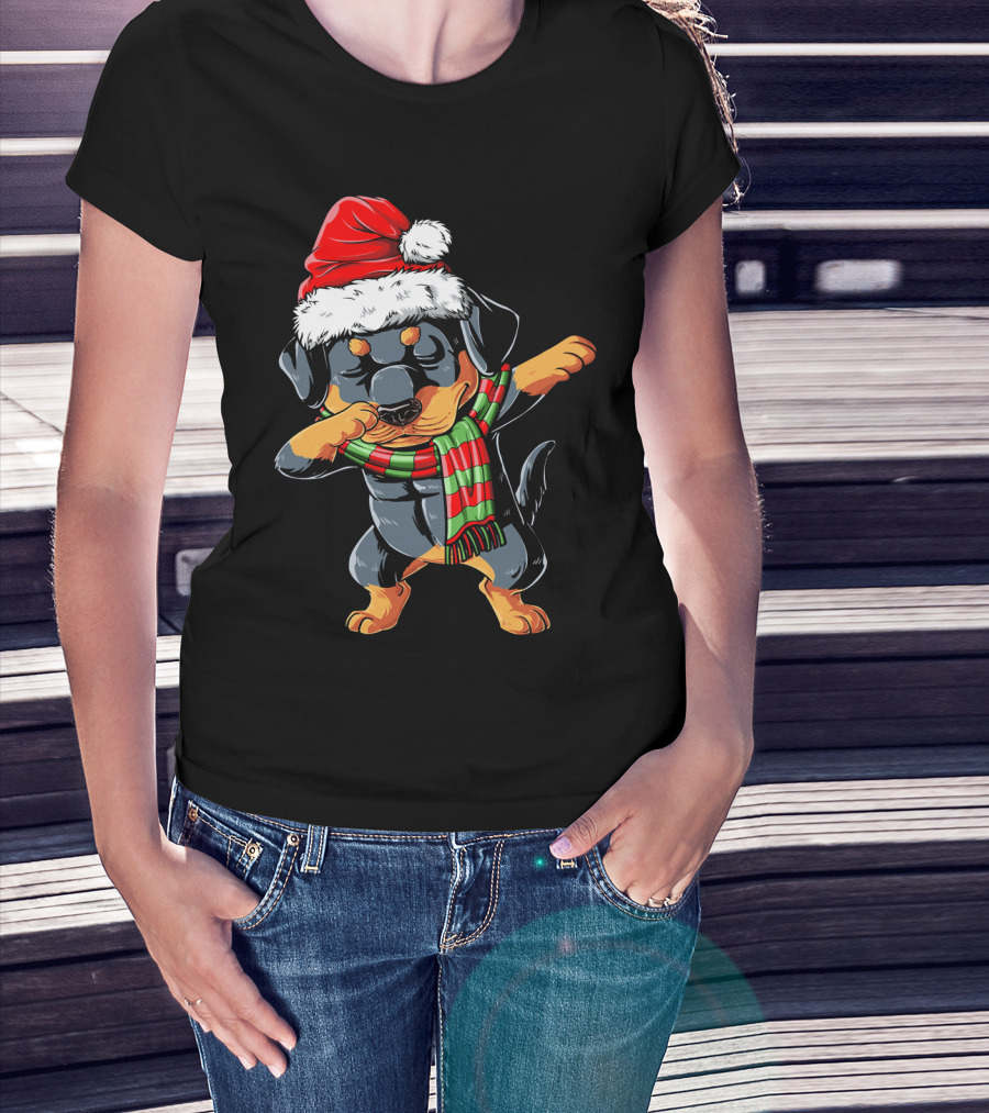 Dabbing Rottweiler Santa With Christmas Hat And Scarf T-Shirt