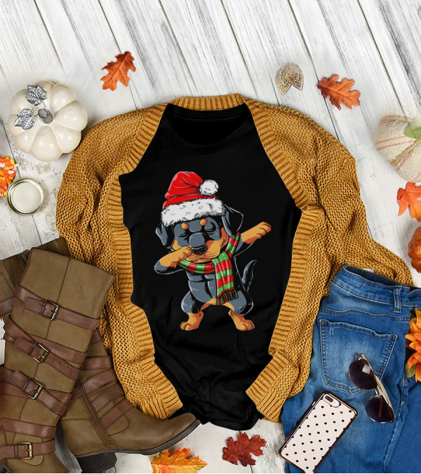 Dabbing Rottweiler Santa With Christmas Hat And Scarf T-Shirt