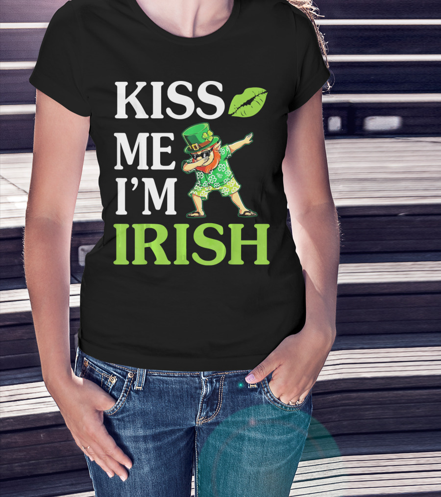 Kiss Me I'm Irish Leprechaun Dabbing Green Hat And Beard T-Shirt
