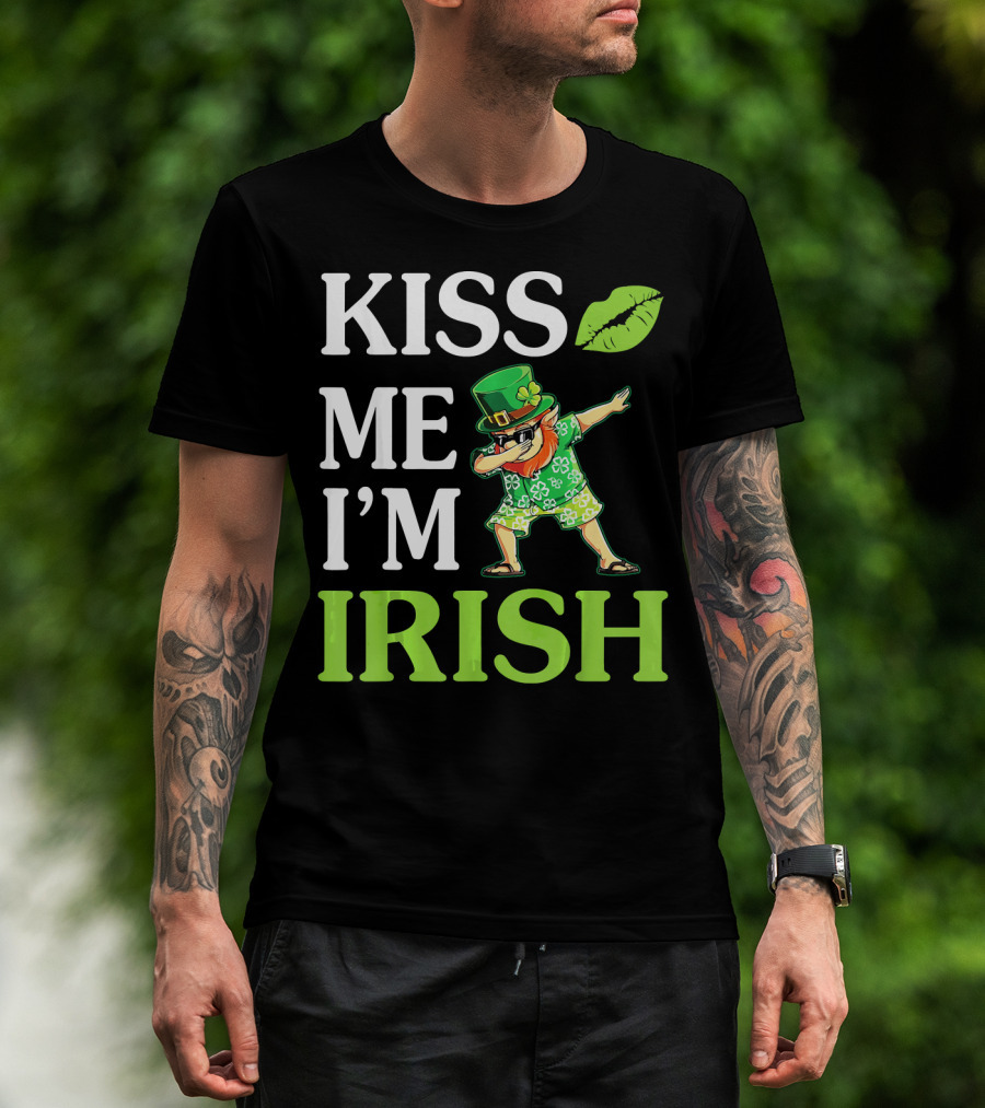 Kiss Me I'm Irish Leprechaun Dabbing Green Hat And Beard T-Shirt
