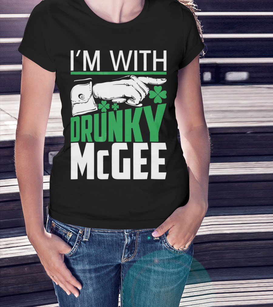 I'M WITH DRUNKY MCGEE St. Patrick's Day Shamrock Arrow T-Shirt