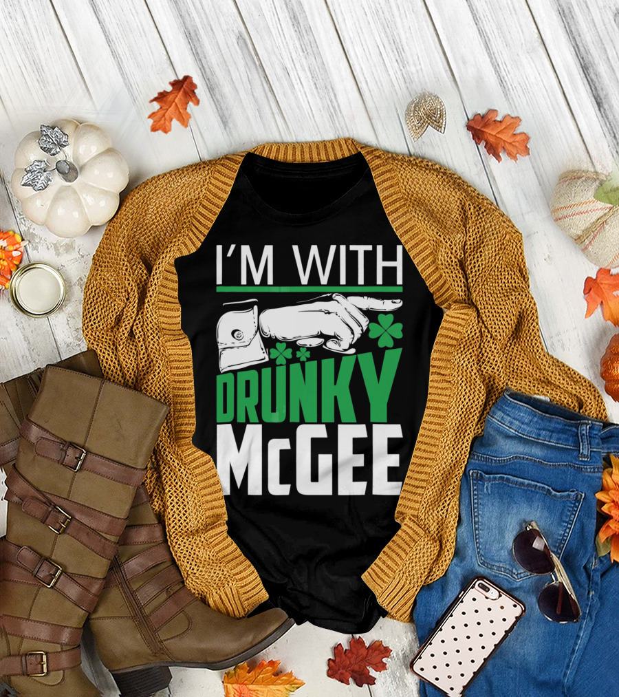 I'M WITH DRUNKY MCGEE St. Patrick's Day Shamrock Arrow T-Shirt