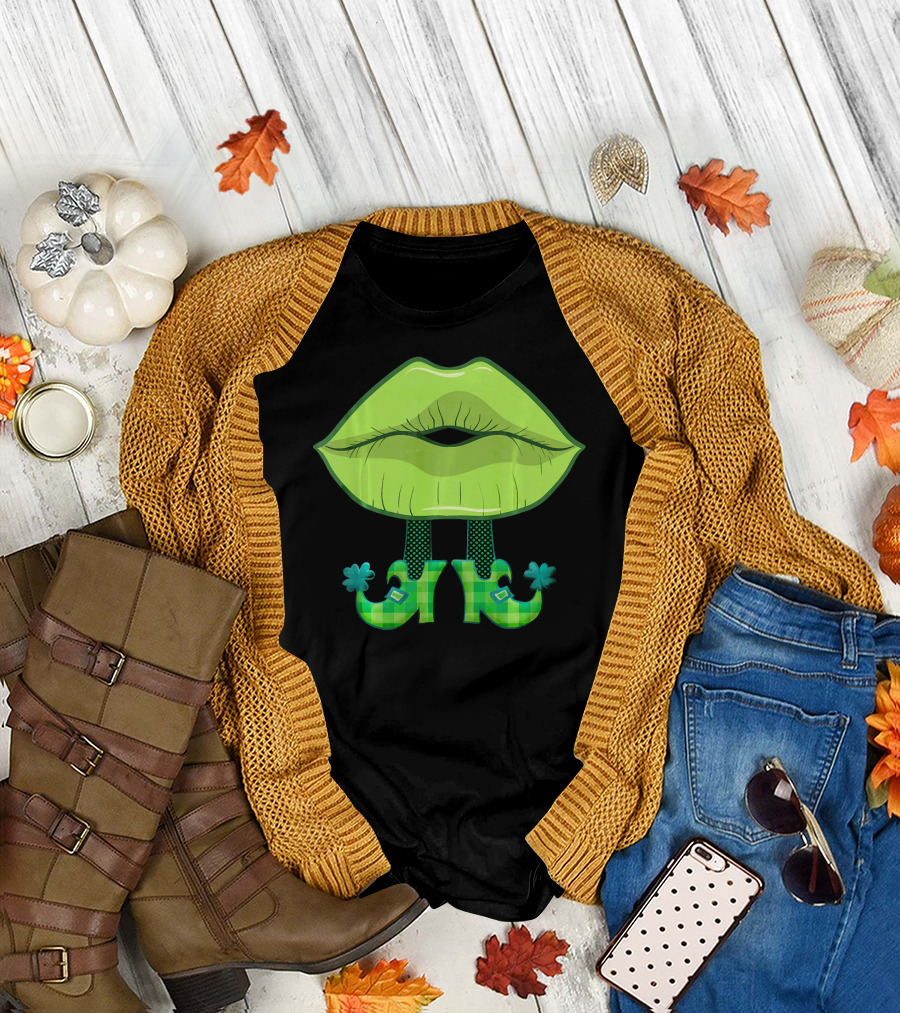 Kiss Lips Green Leprechaun Shoes Plaid Pattern St. Patrick's Day T-Shirt