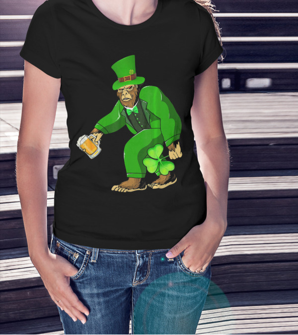 Big Foot Funny Bear Leprechaun Holding Beer And Shamrock In Green Suit T-Shirt