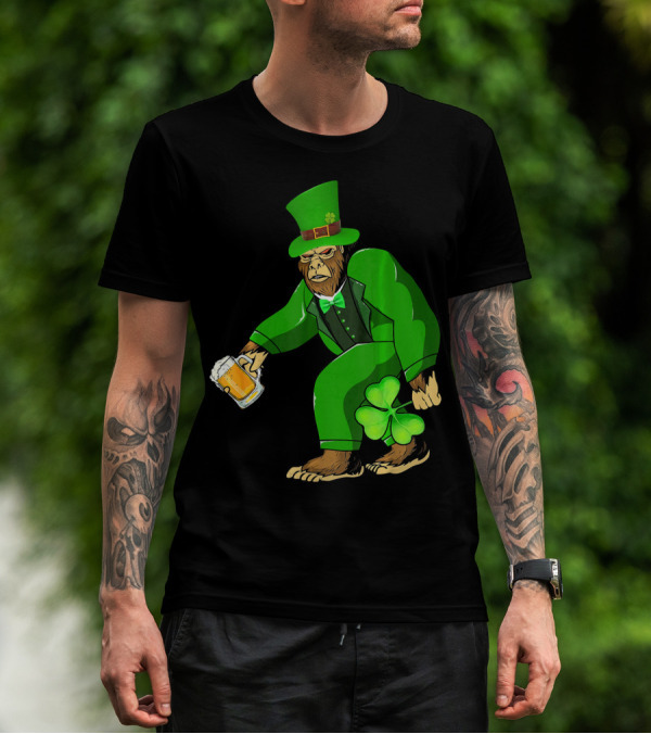 Big Foot Funny Bear Leprechaun Holding Beer And Shamrock In Green Suit T-Shirt