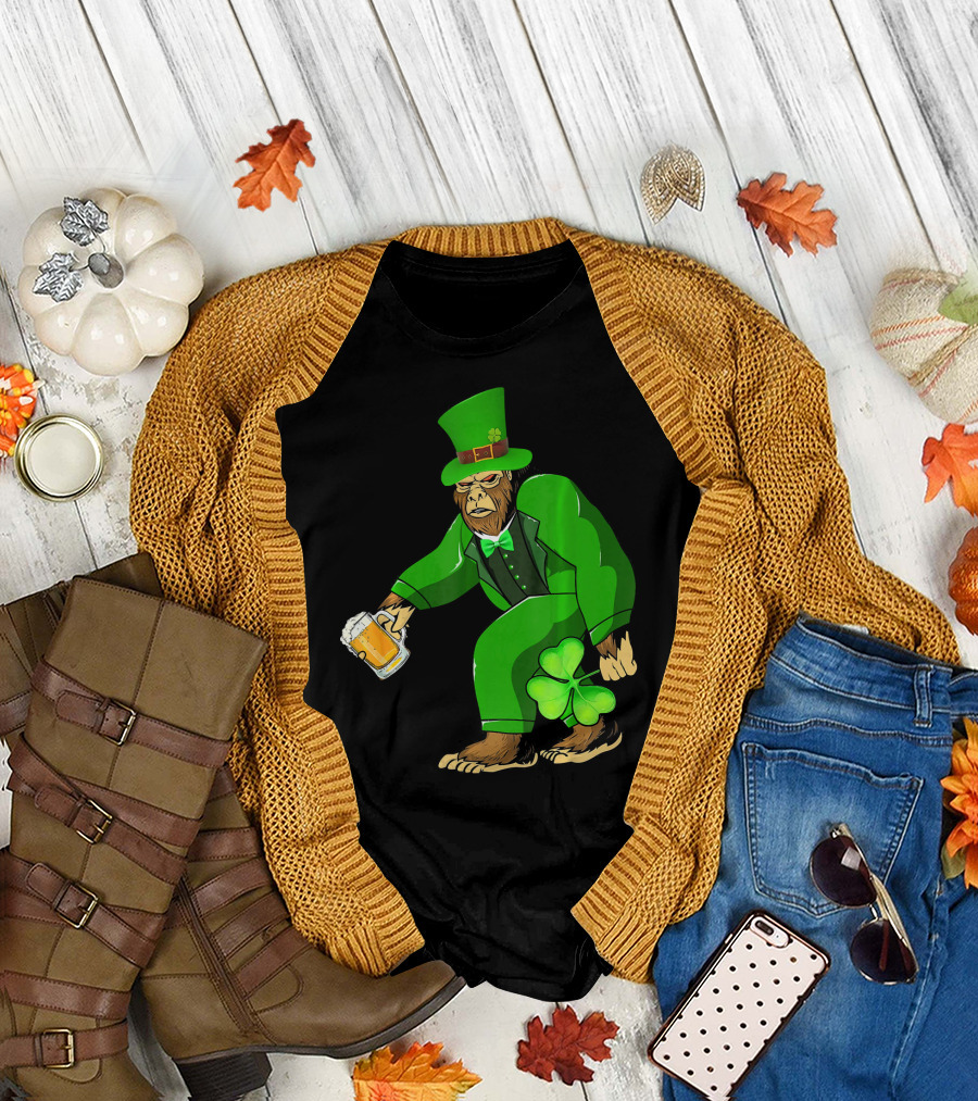 Big Foot Funny Bear Leprechaun Holding Beer and Shamrock in Green Suit T-Shirt