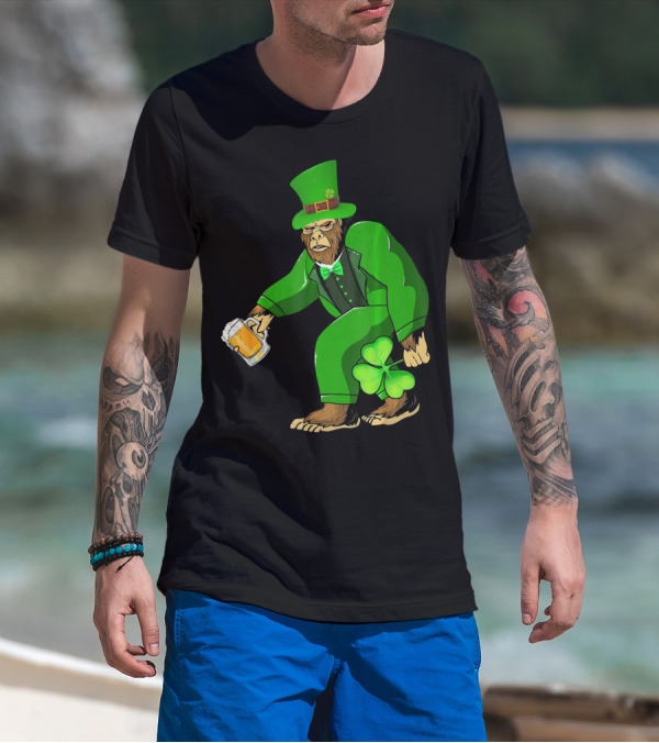 Big Foot Funny Bear Leprechaun Holding Beer And Shamrock In Green Suit T-Shirt