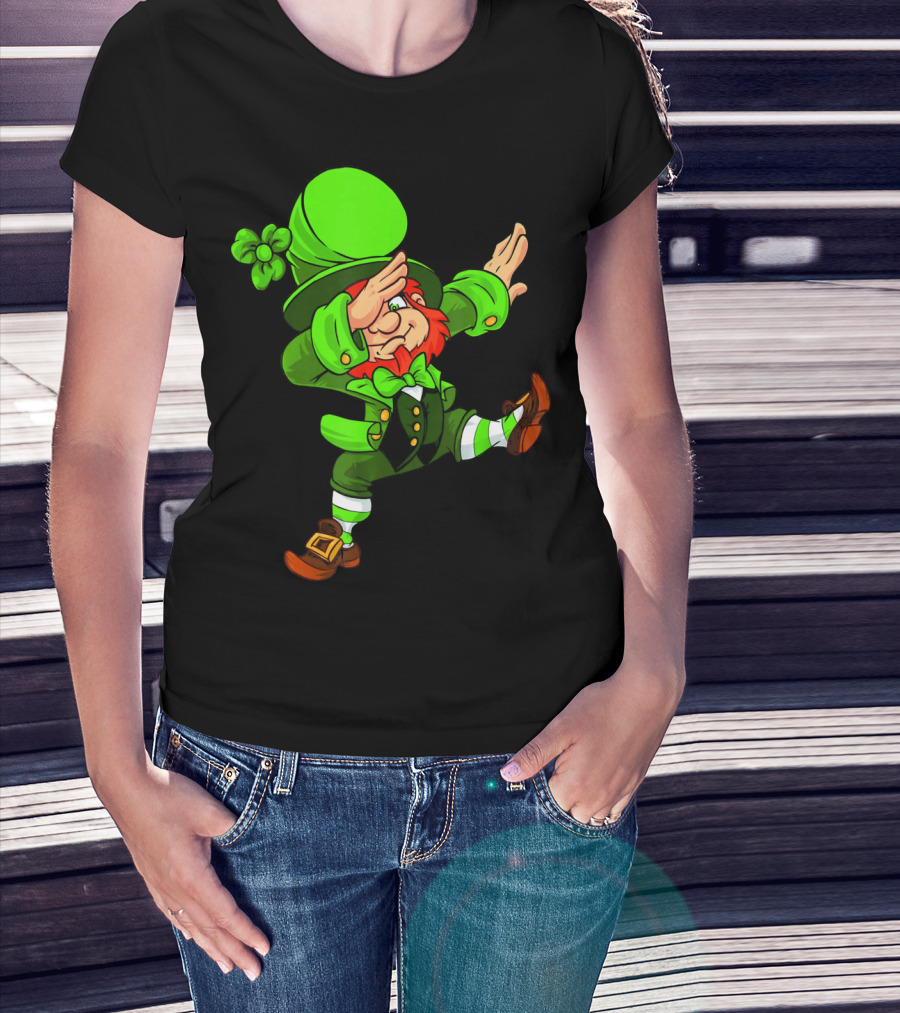 Funny Irish Dabbing Leprechaun With Green Hat And Shamrock T-Shirt