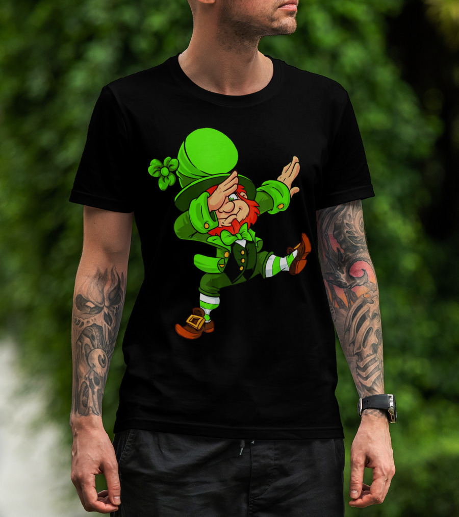 Funny Irish Dabbing Leprechaun With Green Hat And Shamrock T-Shirt