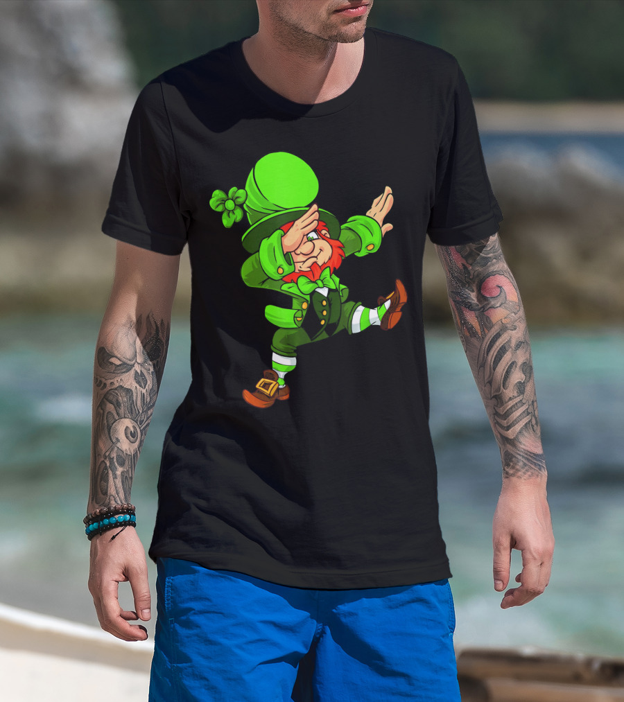 Funny Irish Dabbing Leprechaun With Green Hat And Shamrock T-Shirt