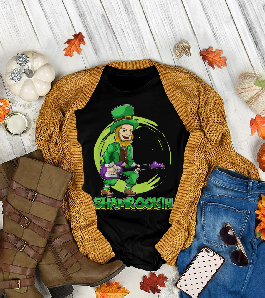 Shamrockin Leprechaun With E Guitar Rocking Celtic Style Green Circle Background T-Shirt