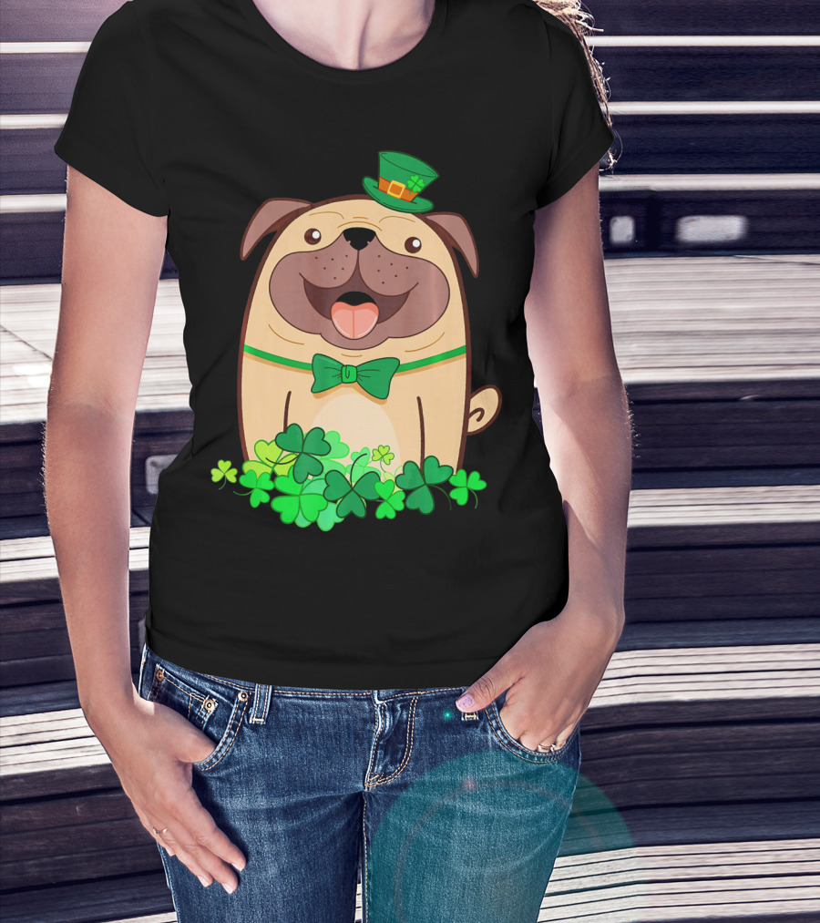 Cute Pug With Leprechaun Hat And Shamrocks T-Shirt