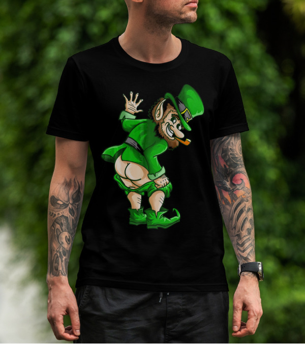 Mooning Leprechaun Mischievous Green Outfit Smoking Pipe T-Shirt