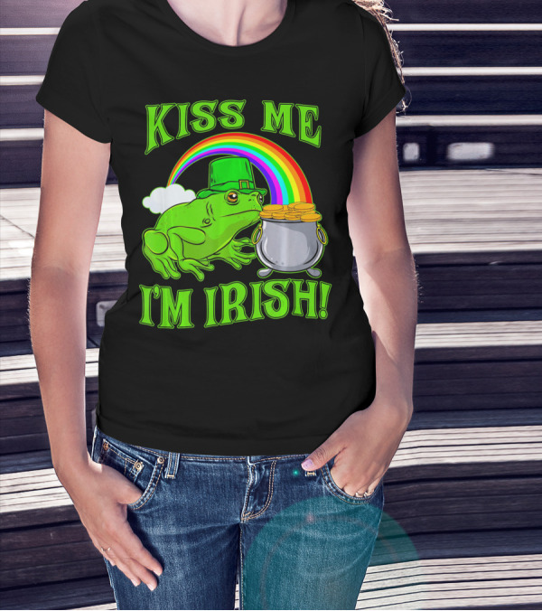 KISS ME I'M IRISH Frog With Rainbow And Pot Of Gold St Patricks Day T-Shirt