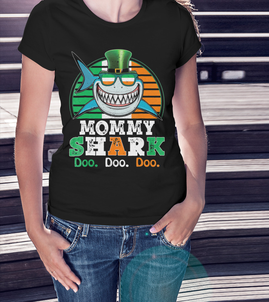 Mommy Shark Doo Doo Doo Funny St. Patrick's Day With Irish Colors And Leprechaun Hat T-Shirt