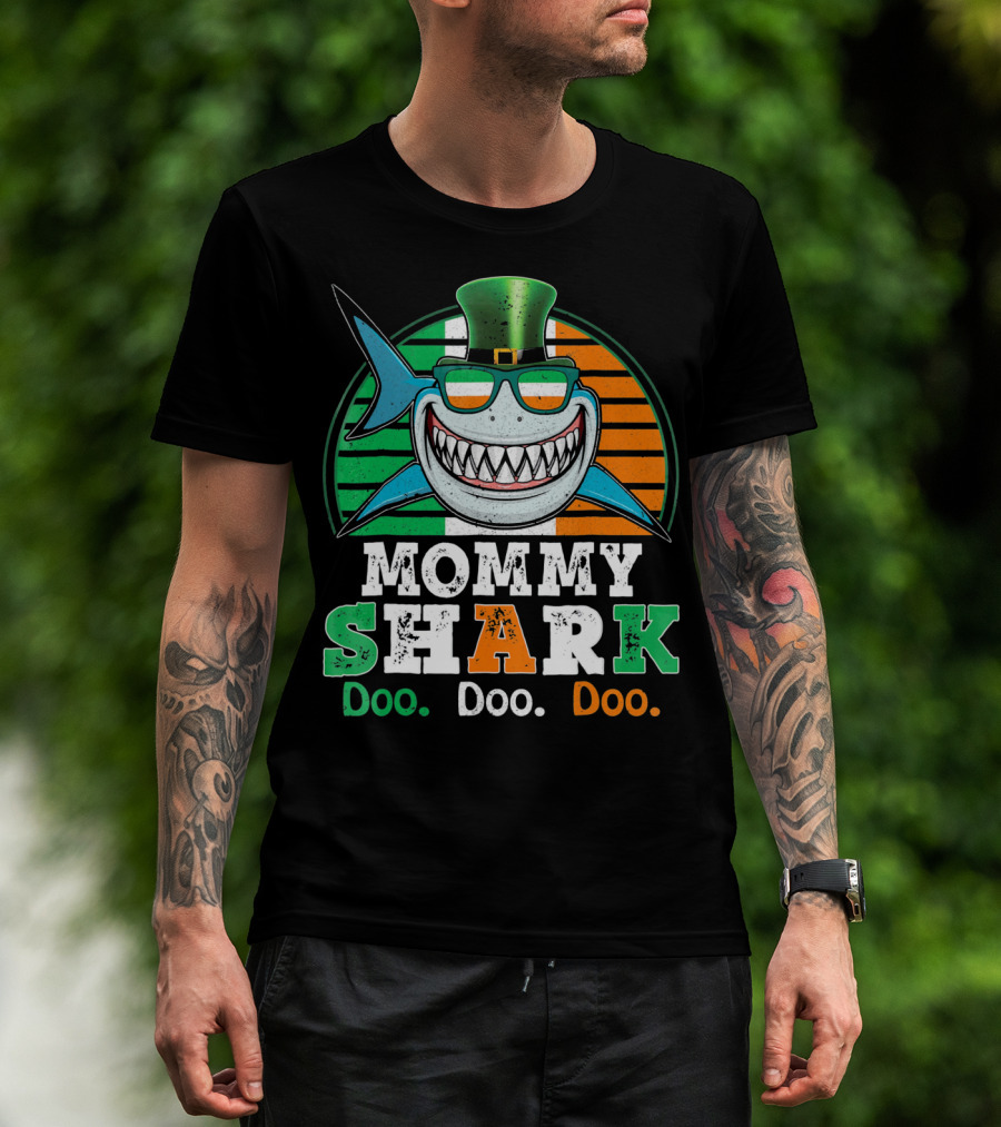 Mommy Shark Doo Doo Doo Funny St. Patrick's Day With Irish Colors And Leprechaun Hat T-Shirt