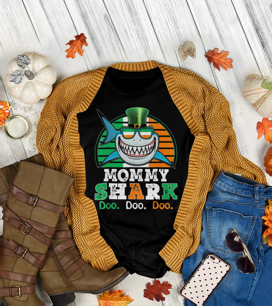 Mommy Shark Doo Doo Doo Funny St. Patrick's Day with Irish Colors and Leprechaun Hat T-Shirt