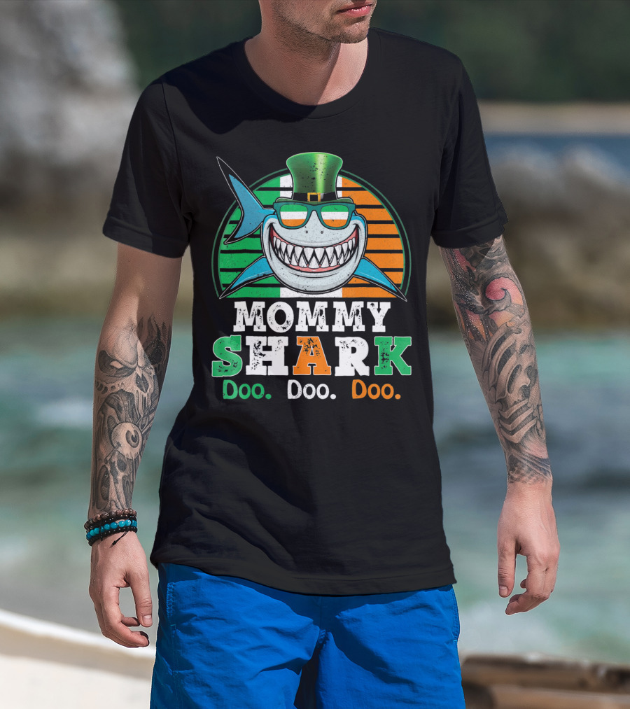 Mommy Shark Doo Doo Doo Funny St. Patrick's Day With Irish Colors And Leprechaun Hat T-Shirt