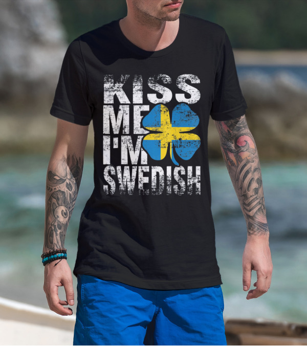 Kiss Me I'm Swedish St Patricks Day Shamrock Swedish Flag Motif T-Shirt
