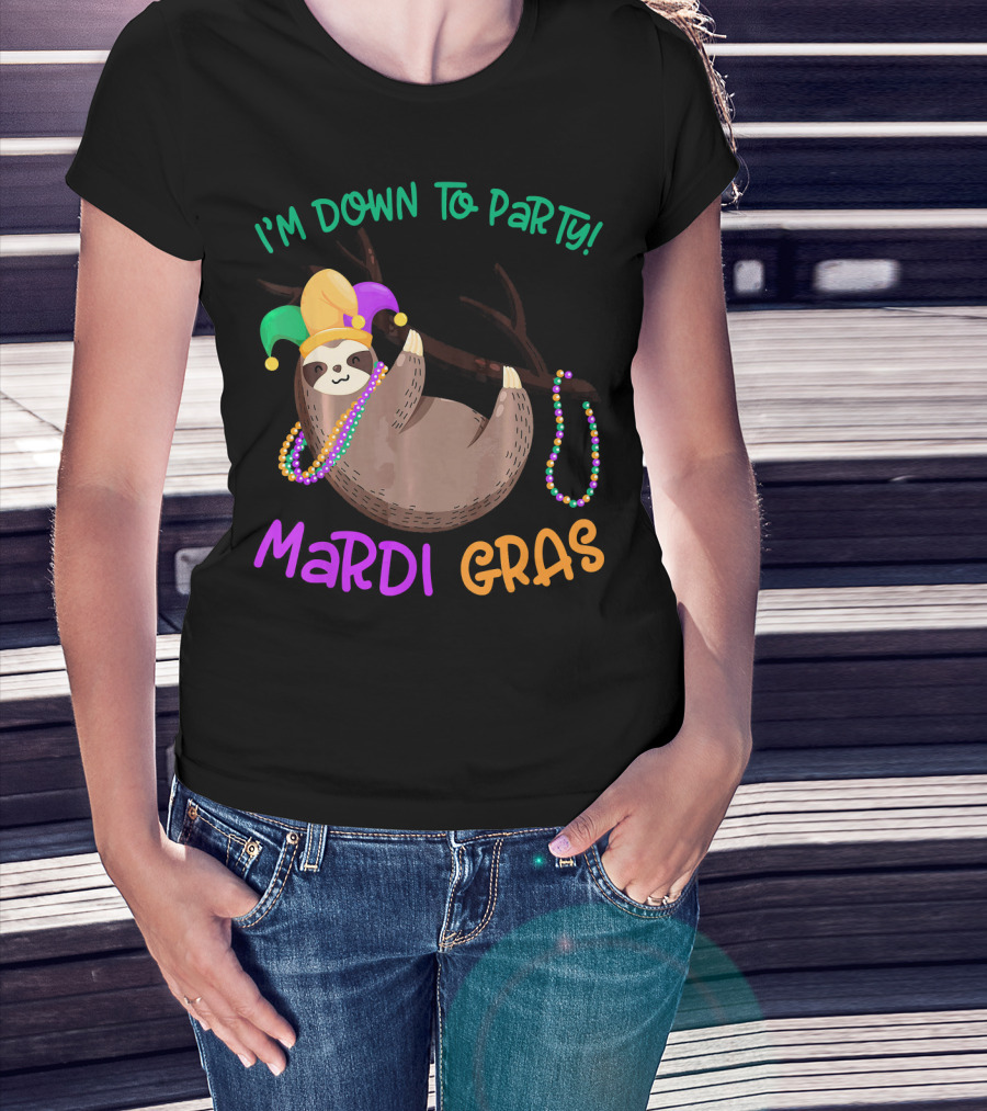 I'M Down To Party Mardi Gras Sloth With Beads And Jester Hat T-Shirt
